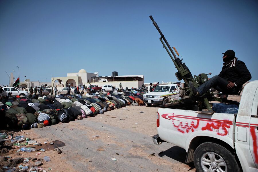 Бойцы оппозиции на пятничной молитве у города Рас-эль-Ануф