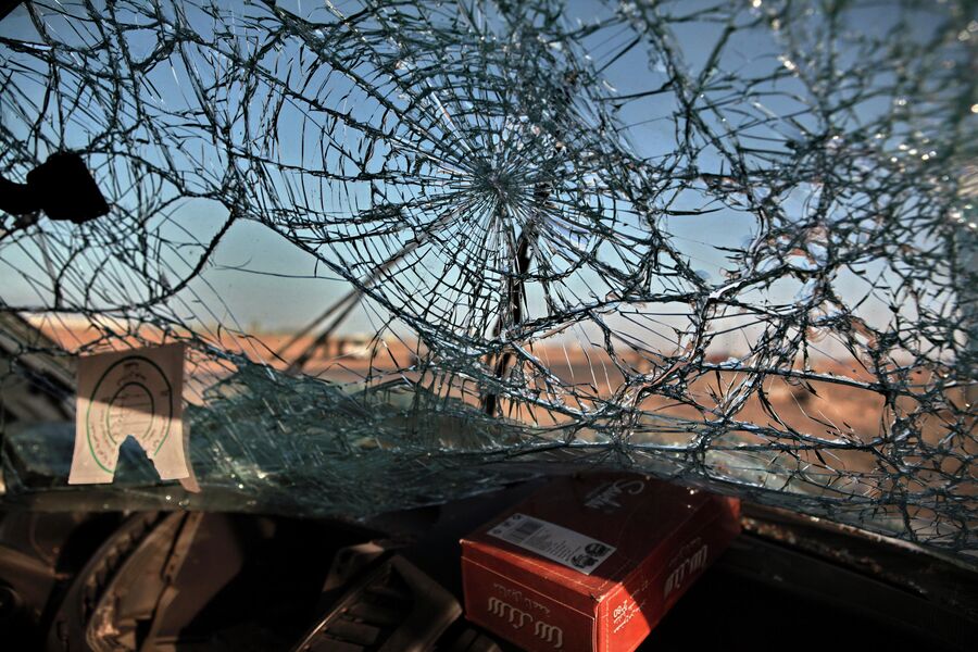 Лобовое стекло автомобиля, попавшего под обстрел истребителя в городе Рас-эль-Ануф