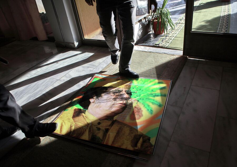 Портрет Муамара Каддафи на полу в холле одного из отелей в городе Рас-эль-Ануф