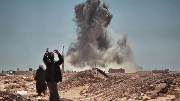 Взрыв ракеты, выпущенной истребителем, в городе Рас-Лануф