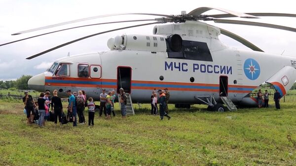 Эвакуация местного населения из подтопленных районов в Амурской области с помощью вертолета МЧС РФ