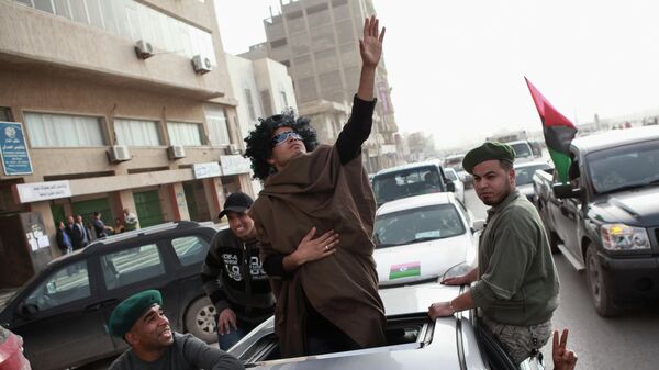 Житель Бенгази изображает Муамара Каддафи на улице города