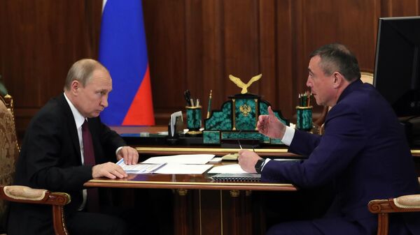 Владимир Путин и временно исполняющий обязанности губернатора Сахалинской области Валерий Лимаренко во время встречи. 30 июля 2019