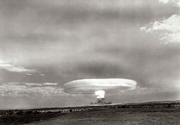 Испытания ядерной бомбы во время военных учений на Тоцком полигоне в 1954 Испытания ядерной бомбы во время военных учений на Тоцком полигоне в 1954