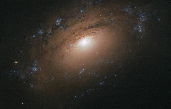 Спиральная галактика NGC 3169 снятая телескопом Хаббл