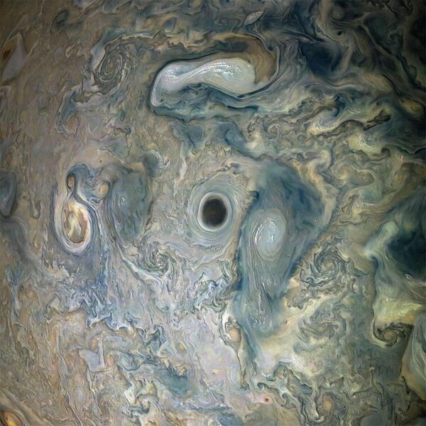 Темный вихрь в атмосфере Юпитера