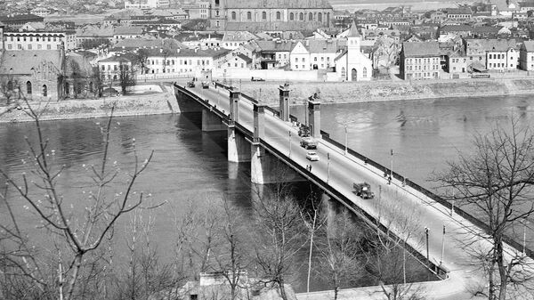 Вид на старую часть Каунаса и мост через реку Неман