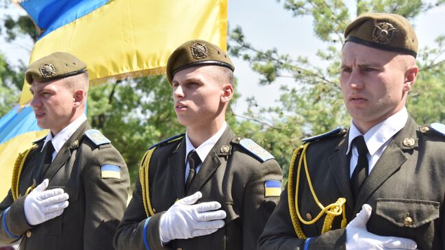 Военнослужащие на церемонии перезахоронения солдат, погибших в сражении при Бродах в июле 1944 года, в селе Красное Золочевского района Львовской области 