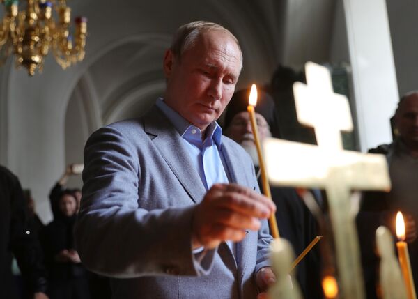 Президент РФ Владимир Путин во время посещения Спасо-Преображенского собора Валаамского ставропигиального мужского монастыря Президент РФ Владимир Путин во время посещения Спасо-Преображенского собора Валаамского ставропигиального мужского монастыря