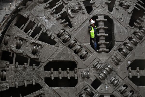 Рабочий на тоннелепроходческом щите во время строительства новой станции Некрасовской и Большой кольцевой линий Московского метрополитена Нижегородская