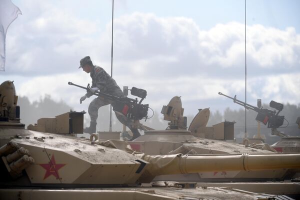 Военнослужащий команды армии Китая на танке Type 99 перед началом международных соревнований Танковый биатлон-2019 Военнослужащий команды армии Китая на танке Type 99 перед началом международных соревнований Танковый биатлон-2019