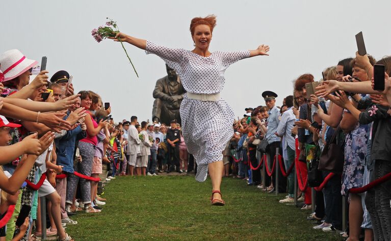 Актриса Алиса Гребенщикова во время Всероссийского фестиваля Шукшинские дни на Алтае у памятника Василию Макаровичу Шукшину в селе Сростки Бийского района Алтайского края