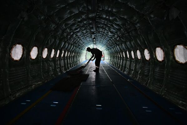 Рабочий внутри фюзеляжа самолета Sukhoi Superjet 100 на заводе имени Гагарина в Комсомольске-на-Амуре Рабочий внутри фюзеляжа самолета Sukhoi Superjet 100 на заводе имени Гагарина в Комсомольске-на-Амуре