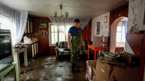 Мужчина в подтопленном жилом доме в поселке Большой Луг Иркутской области