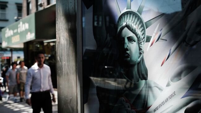 Изображение Статуи свободы на телефонной будке  в Нью-Йорке