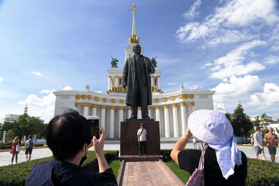 Люди фотографируются у памятника В.И. Ленину на ВДНХ в Москве