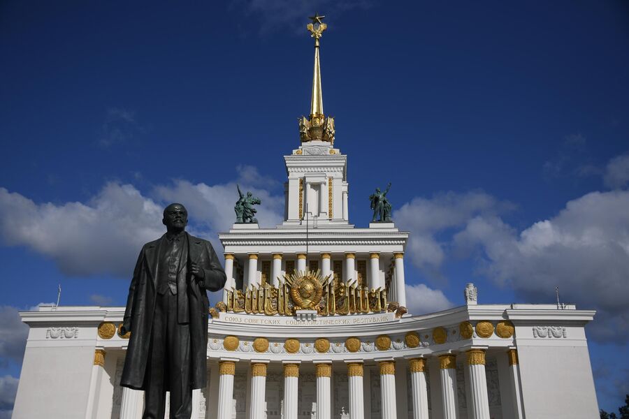 Памятник В. И. Ленину у павильона №1 Центральный на ВДНХ в Москва