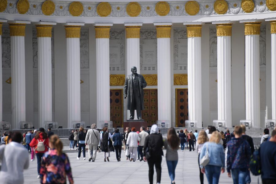 Отдыхающие у статуи Ленина на ВДНХ в Москве