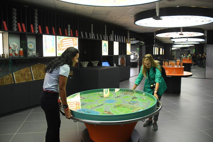 Посетительницы играют в музее ВДНХ в Москве