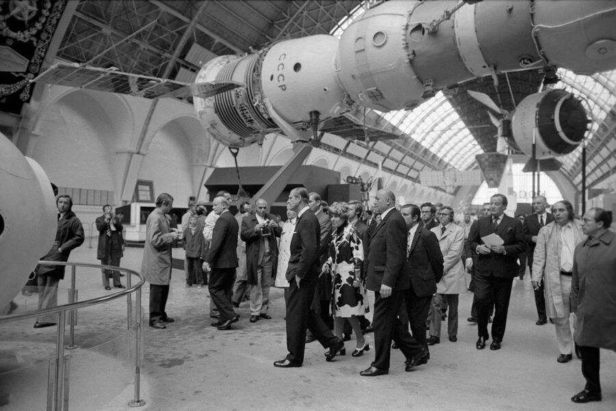 Принц Филипп герцог Эдинбургский (в центре) в Москве на Выставке достижений народного хозяйства СССР (ВДНХ, ВВЦ) в павильоне Космос.