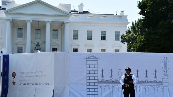 В Вашингтоне начались работы по замене забора Белого дома на более высокий