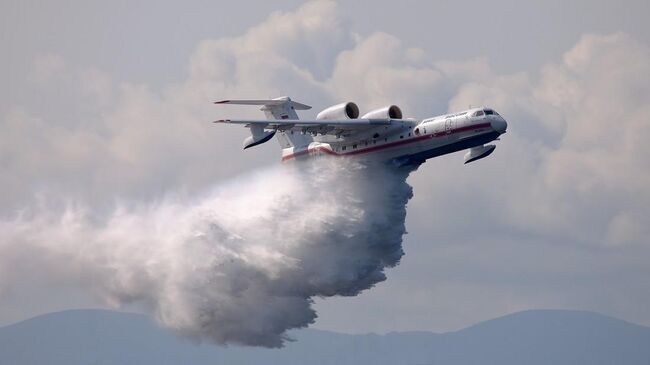 Самолет МЧС во время тушения лесных пожаров на севере Красноярского края