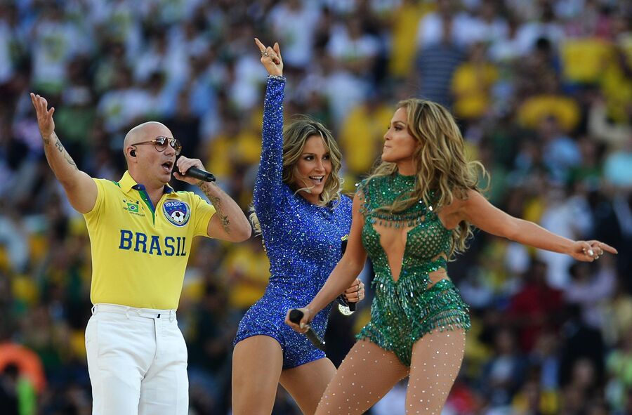 Певицы Дженнифер Лопес (справа) и Клаудия Лейтте и рэпер Армандо Кристиан Перес (Питбуль) выступают на церемонии открытия Чемпионата мира по футболу 2014