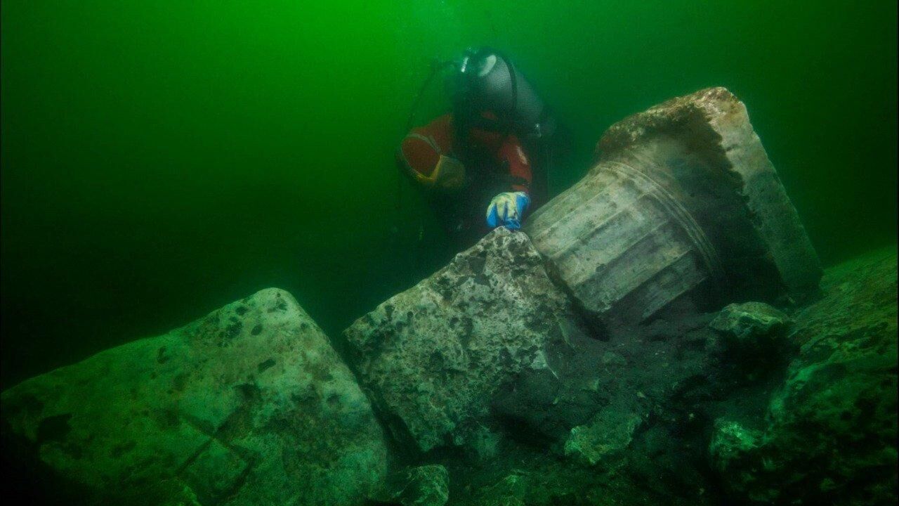 Археолог-водолаз на месте затопленного древнего города Гераклион в Средиземном море близ Александрии в Египте - РИА Новости, 1920, 15.08.2019