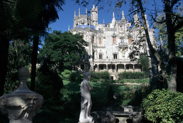 Старинный замок Квинта да Регалейра, принадлежавший богачу и массону Антонио Карвальо Монтейро. Вид со стороны парка. Город Синтра, недалеко от Лиссабона
