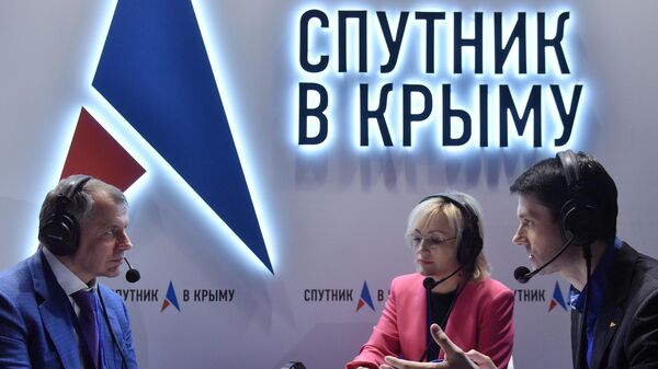 Председатель Госсовета Республики Крым Владимир Константинов дает интервью на стенде Спутник в Крыму 