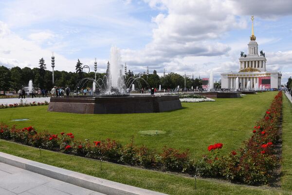 Во сколько закрывается вднх. Аллея ВДНХ. Макет Москвы на ВДНХ. Библиотека ВДНХ.