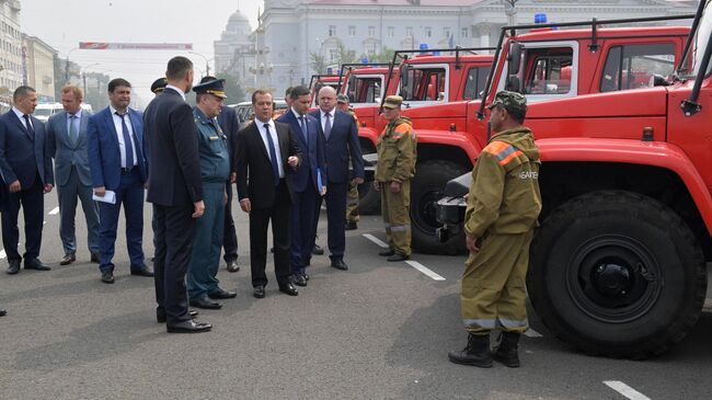 Председатель правительства РФ Дмитрий Медведев во время осмотра специализированной лесопожарной техники на площади Ленина в городе Чита. 1 августа 2019