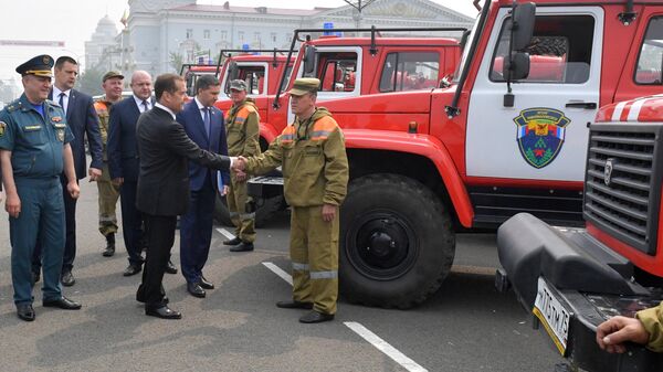 Председатель правительства РФ Дмитрий Медведев во время осмотра специализированной лесопожарной техники на площади Ленина в городе Чита. 1 августа 2019
