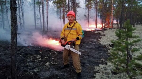 Сотрудники министерства охраны природы Якутии борются с природными пожарами в Якутии