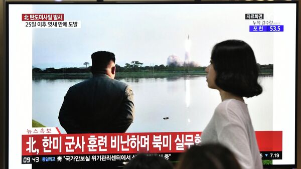 Жители Сеула смотрят по телевизору выпуск новостей о запуске управляемого реактивного снаряда нового типа с территории КНДР. 31 июля 2019