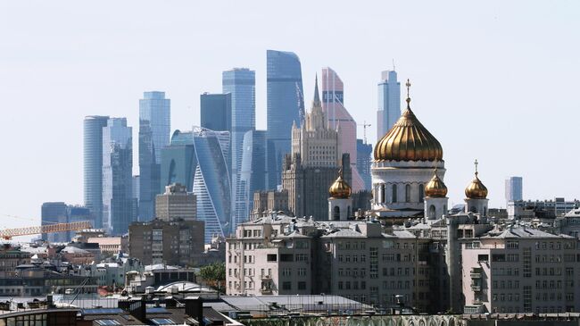 Небоскребы делового центра Москва-сити, здание Министерства иностранных дел РФ и храм Христа Спасителя