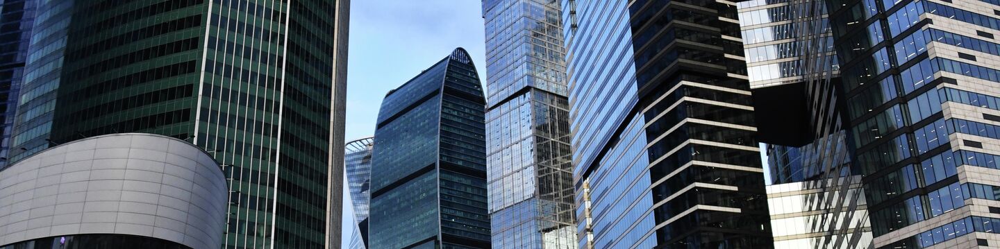 Небоскребы делового центра Москва-сити. В центре: башни Империя и Город столиц