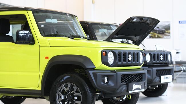 Автомобили Suzuki Jimny в дилерском центре СИМ Suzuki в Москве 