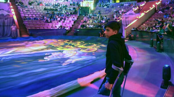 Мальчик из Ирака Касим Алькадим во время посещения Большого Московского государственного цирка на проспекте Вернадского