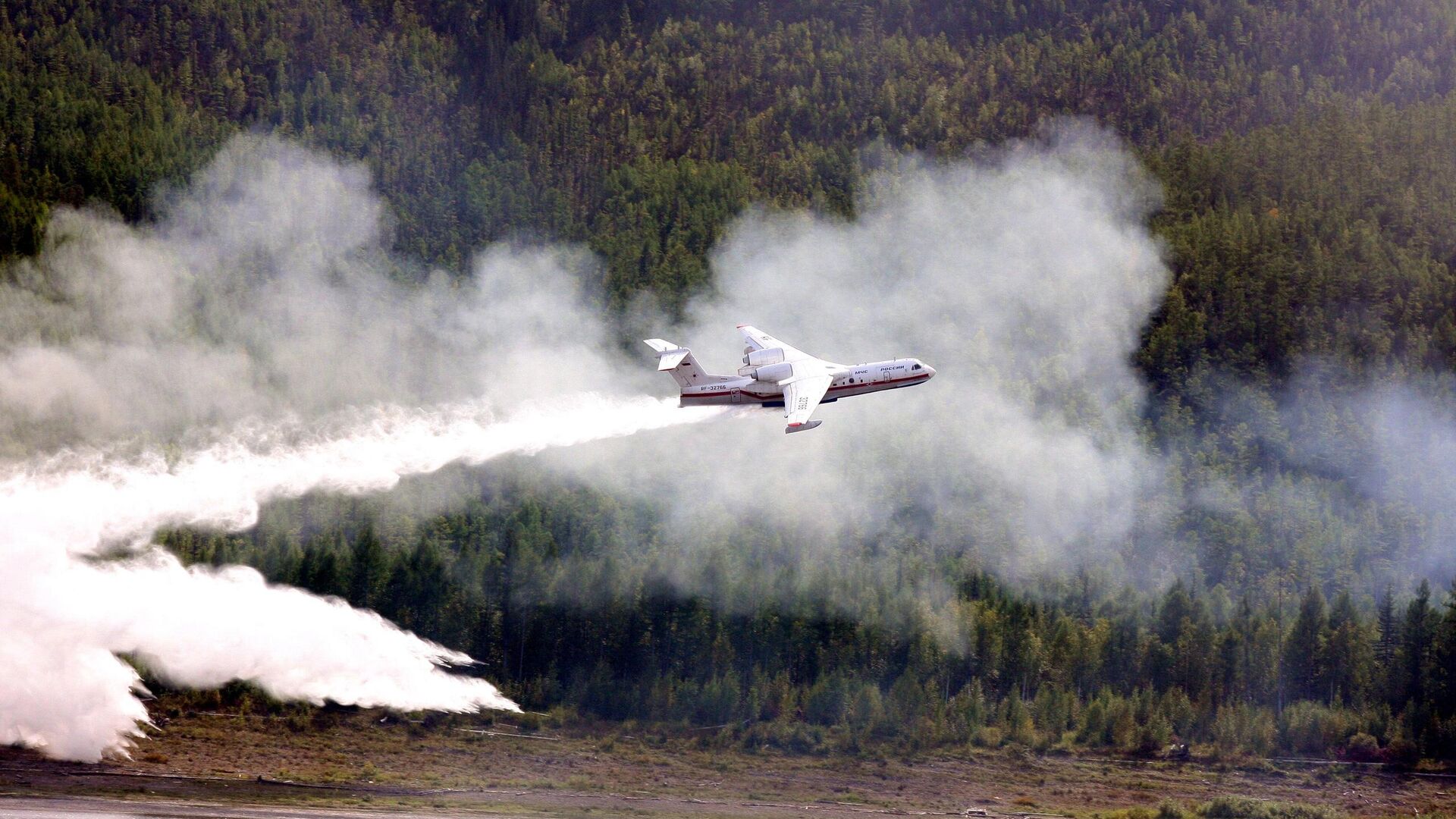 Самолет-амфибия Бе-200 во время тушения лесного пожара в Якутии - РИА Новости, 1920, 01.10.2020