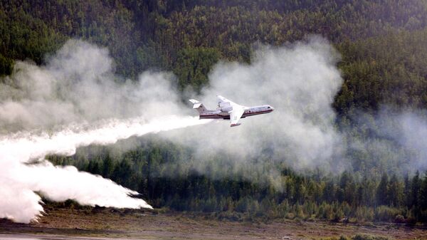 Самолет-амфибия Бе-200 во время тушения лесного пожара в Якутии