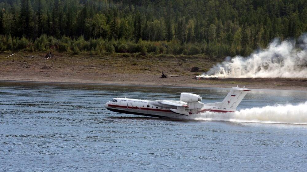 Самолет-амфибия Бе-200 во время тушения лесного пожара в Якутии - РИА Новости, 1920, 17.06.2020