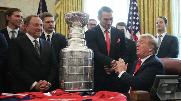Российский хоккеист Александр Овечкин и президент США Дональд Трамп