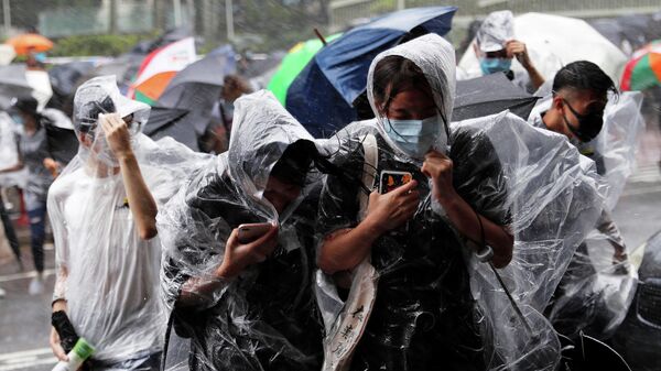 Люди во время ливня, вызванного тайфуном Випа в Гонконге
