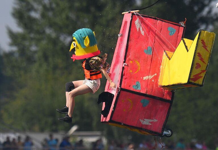 Участник шоу самодельных летательных аппаратов Red Bull Flugtag-2019 