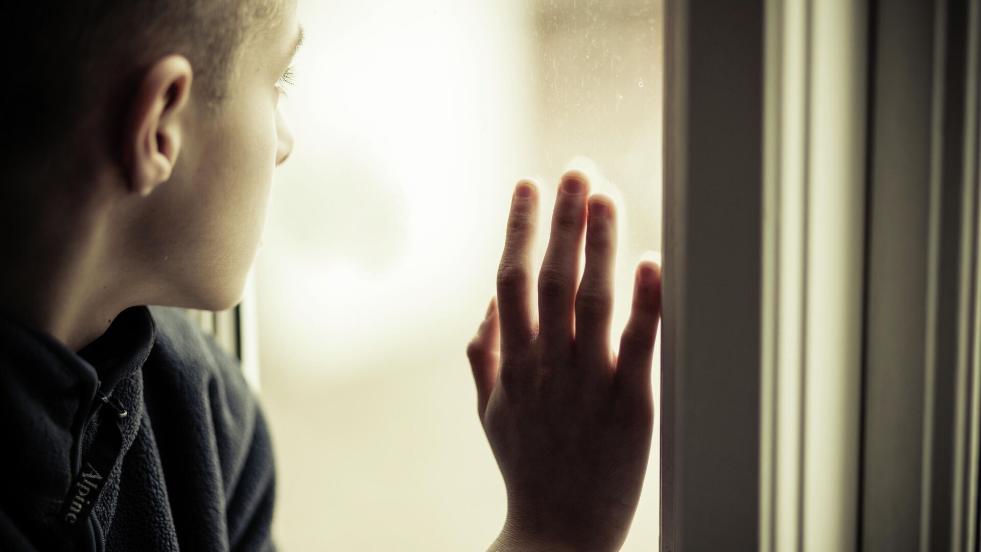 Подросток смотрит в окно  - РИА Новости, 1920, 03.08.2019