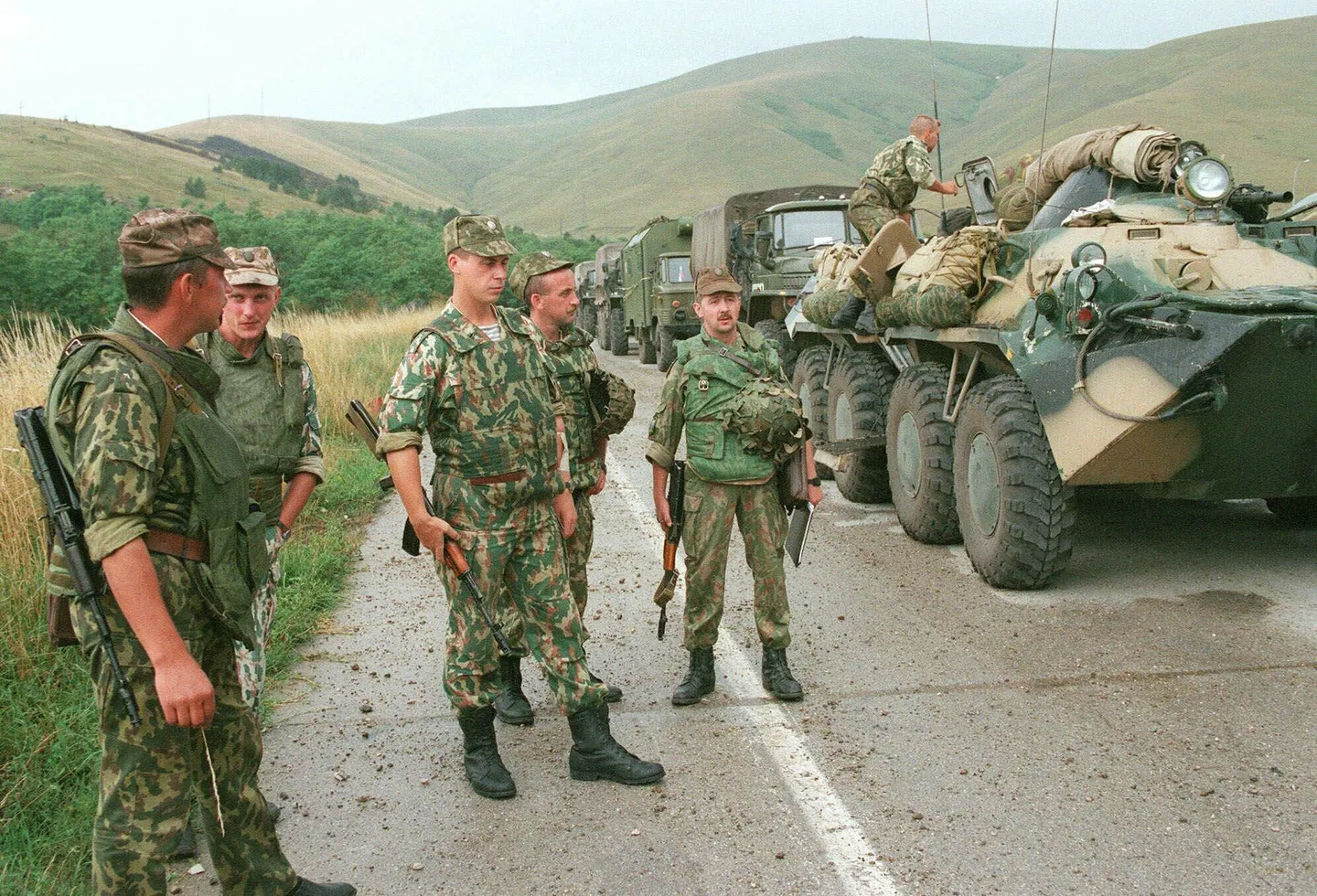 Бойцы ВДВ российских миротворческих сил на военном аэродроме Слатина вблизи Приштины