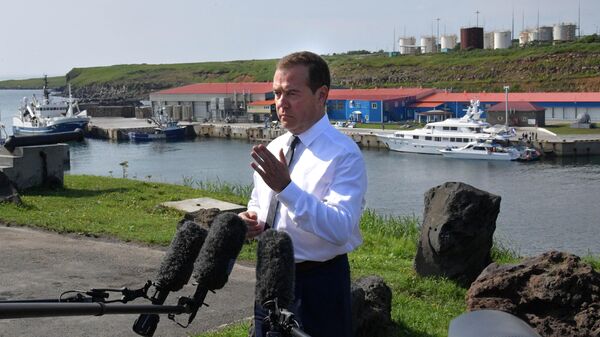 Председатель правительства РФ Дмитрий Медведев выступает перед журналистами во время посещения острова Итуруп, входящем в южную часть Курильской гряды. 2 августа 2019