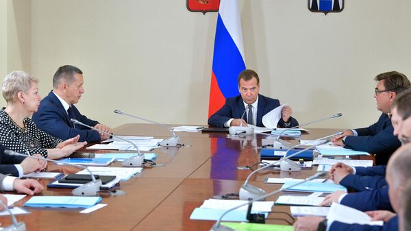 Председатель правительства РФ Дмитрий Медведев проводит совещание