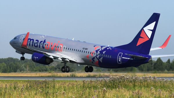 Самолет Boeing 737-800 авиакомпании Smartavia во время взлета в аэропорту Толмачево